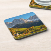 Kerk en dorp met berglandschap bier onderzetter (Linkerzijde)