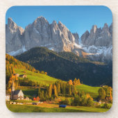 Kerk en dorp met berglandschap bier onderzetter (Voorkant)