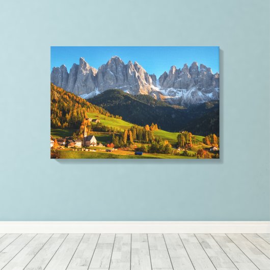 Kerk en dorp met berglandschap canvas afdruk (Insitu (Houten vloer))