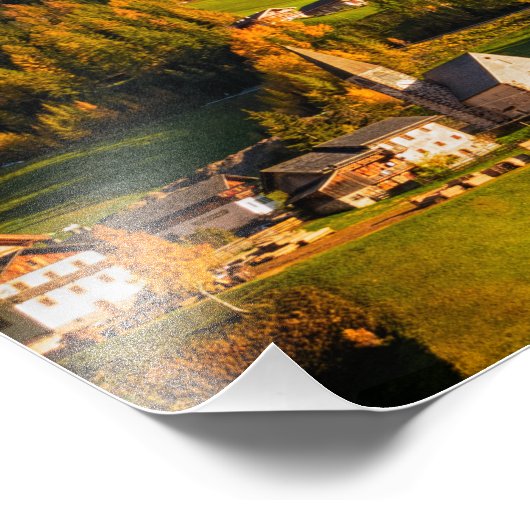 Kerk en dorp met berglandschap foto afdruk (Hoek)