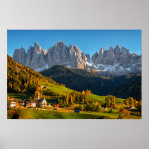 Kerk en dorp met berglandschap poster