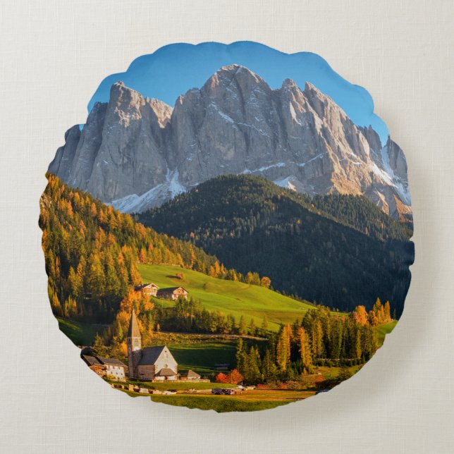 Kerk en dorp met berglandschap rond kussen (Voorkant)