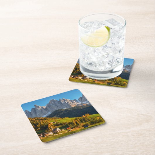 Kerk en dorp met berglandschap vierkante kartonnen onderzetter (Insitu)