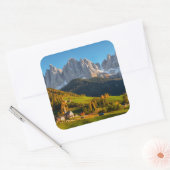 Kerk en dorp met berglandschap vierkante sticker (Envelop)