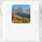 Kerk en dorp met berglandschap vierkante sticker (Tas)