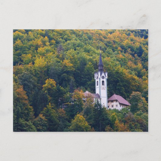 Kerk in een herfst bos in Slovenië Briefkaart (Voorkant)