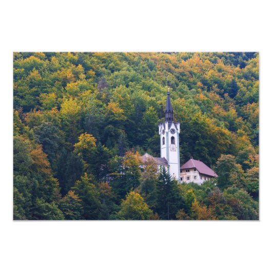 Kerk in een herfst bos in Slovenië Foto Afdruk (Voorkant)