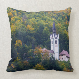 Kerk in een herfst bos in Slovenië Kussen