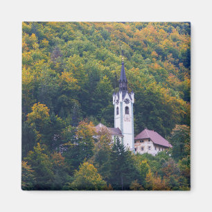 Kerk in een herfst bos in Slovenië Magneet