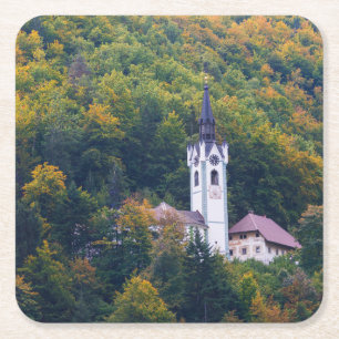 Kerk in een herfst bos in Slovenië Vierkante Kartonnen Onderzetter