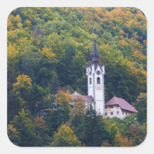 Kerk in een herfst bos in Slovenië Vierkante Sticker