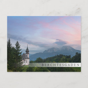 Kerk met Alpen-bergen bij zonsondergang Briefkaart
