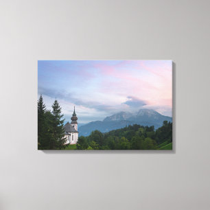 Kerk met Alpen-bergen bij zonsondergang Canvas Afdruk