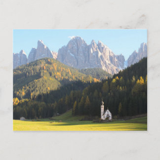 Kerk met briefkaart van de Dolomietberg