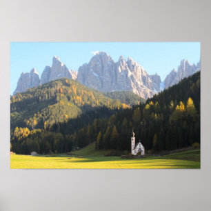 Kerk met Dolomites-bergachtergrond Poster