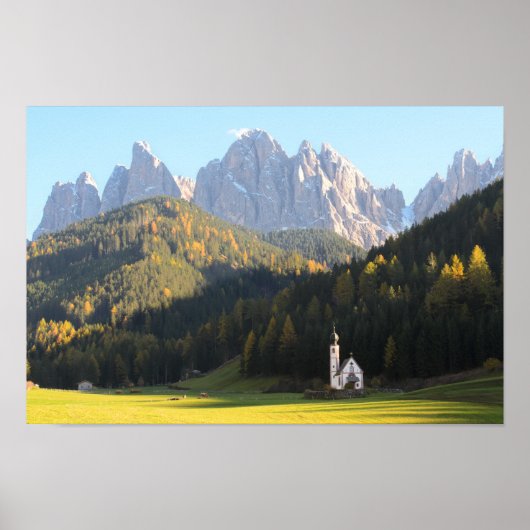 Kerk met Dolomites-bergachtergrond Poster (Voorkant)