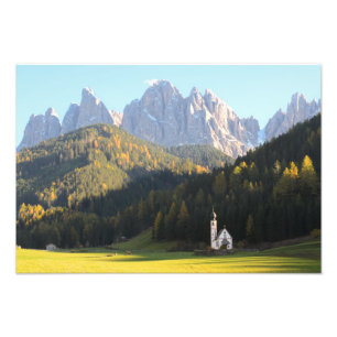 Kerk met foto van Dolomites-achtergrond Afdruk