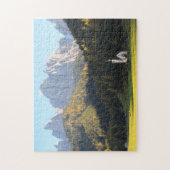 Kerk met puzzel voor de bergachtergrond van Dolomi Legpuzzel (Verticaal)