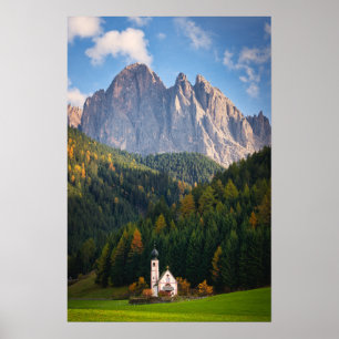 Kerk voor de Dolomieten bergen in Italië Poster