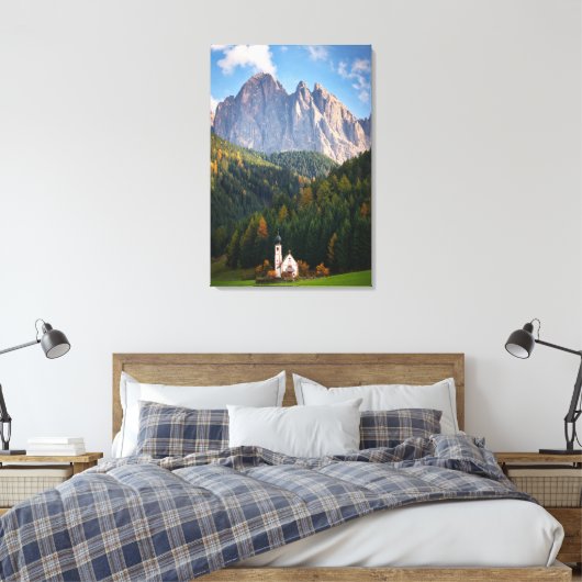 Kerk voor de Dolomietenbergen in Italië Canvas Afdruk (Insitu (Slaapkamer))