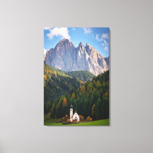 Kerk voor de Dolomietenbergen in Italië Canvas Afdruk (Voorkant)