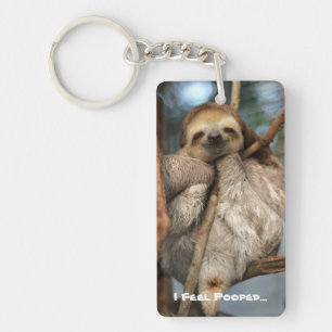 Kernketting met baby sloth die zich geprikt voelt. sleutelhanger