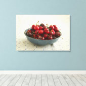 Kersen in een blauwe kom canvas afdruk (Insitu (Houten vloer))