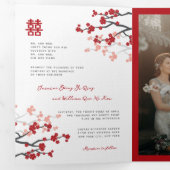 Kersenbloesems foto tweetalige Chinese bruiloft Drieluik Uitnodiging (Binnenzijde eerst)