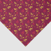 Kerst gouden hulst en rode bessen op diep rood tissuepapier (Detail)