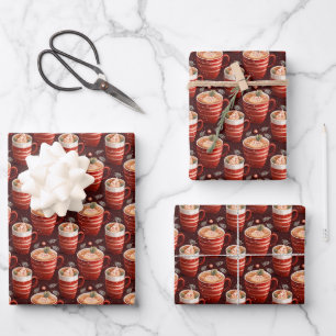 Kerst koffiebekers op donkerrood inpakpapier vel