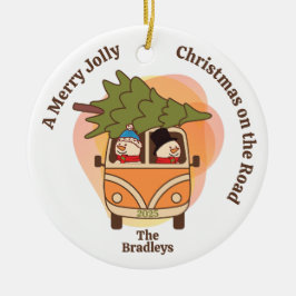 Kerst op de weg Sneeuwmannen in een busje Keramisch Ornament