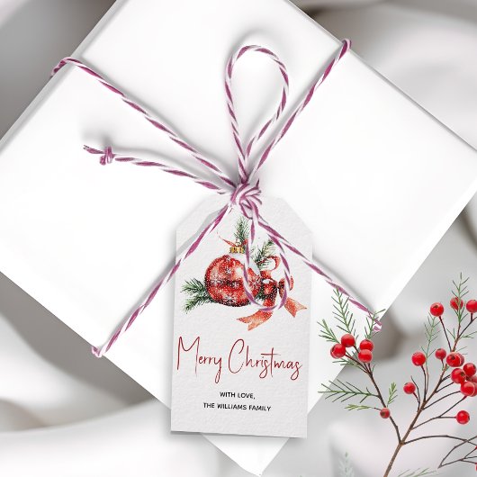 Kerst ornament met rode strik en spar takken cadeaulabel