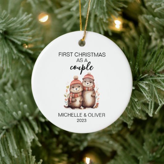 Kerst otter paar gepersonaliseerd keramisch ornament (Boom)