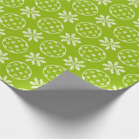 Kerst Pickleball Ball en Holly in Lime Green Cadeaupapier (Hoek)