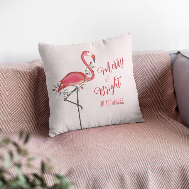 Kerst Schattigee roze flamingo gepersonaliseerd Kussen (Cute pink flamingo Christmas throw pillow with personalized tropical holiday design.)