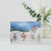 Kerst uilen spelen in de sneeuw feestdagenkaart (Staand voorkant)