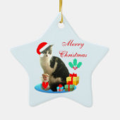 Kerstabel kat, kleine engel en cadeaus keramisch ornament (Achterkant)