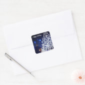 Kerstaven met blauwe achtergrond vierkante sticker (Envelop)