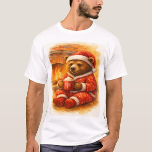 Kerstbeer in rode pyjama bij de open haard t-shirt