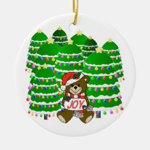 Kerstbeer met JOY bord en kerstbomen Keramisch Ornament