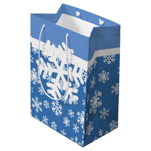 Kerstblauw en witte sneeuwvlok medium cadeauzakje (Achterkant Gekanteld)