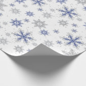 Kerstblauw Silver Snowflakes Glitter Cadeaupapier (Hoek)