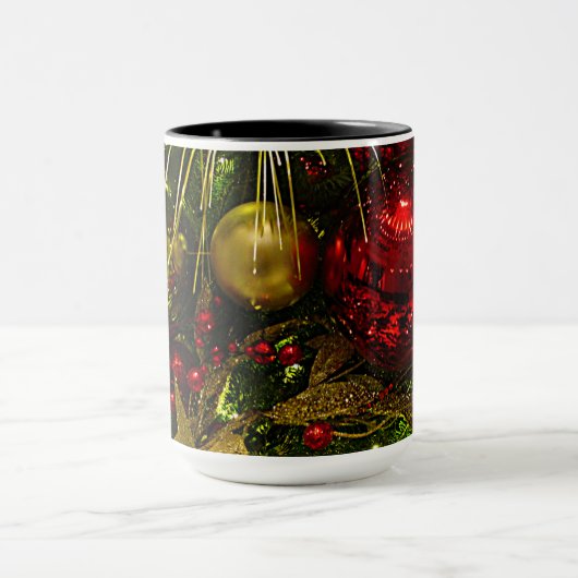 Kerstbomen, Mok met rode en gouden kerstversiering (Midden)