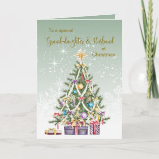 Kerstboom, cadeaus, kleindochter en man feestdagen kaart