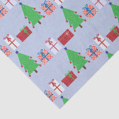 Kerstboom en geschenken op lichtblauw tissuepapier (Detail)