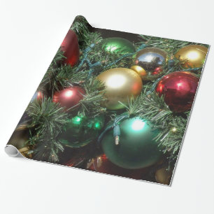 Kerstboom met versieringen en kerstlichten cadeaupapier