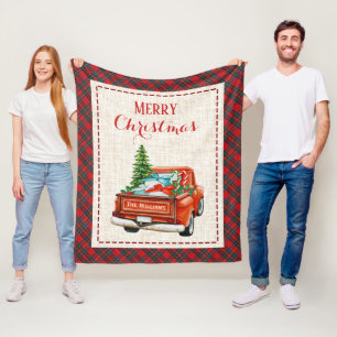 Kerstboom met vintage rode vrachtwagen en geruite fleece deken