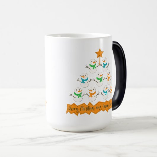 Kerstboom piramide gemaakt van Kerstmis sneeuwpopp Magische Mok (Voorkant rechts)