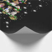 Kerstboom rond de beugel, bedekt door vlieglicht cadeaupapier (Hoek)