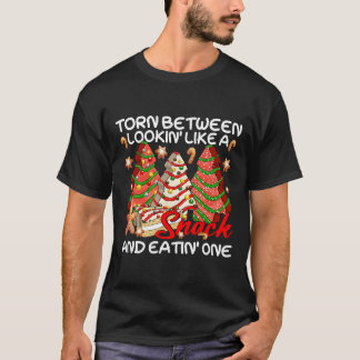 Kerstboom verscheurd tussen eruit zien als een sna t-shirt
